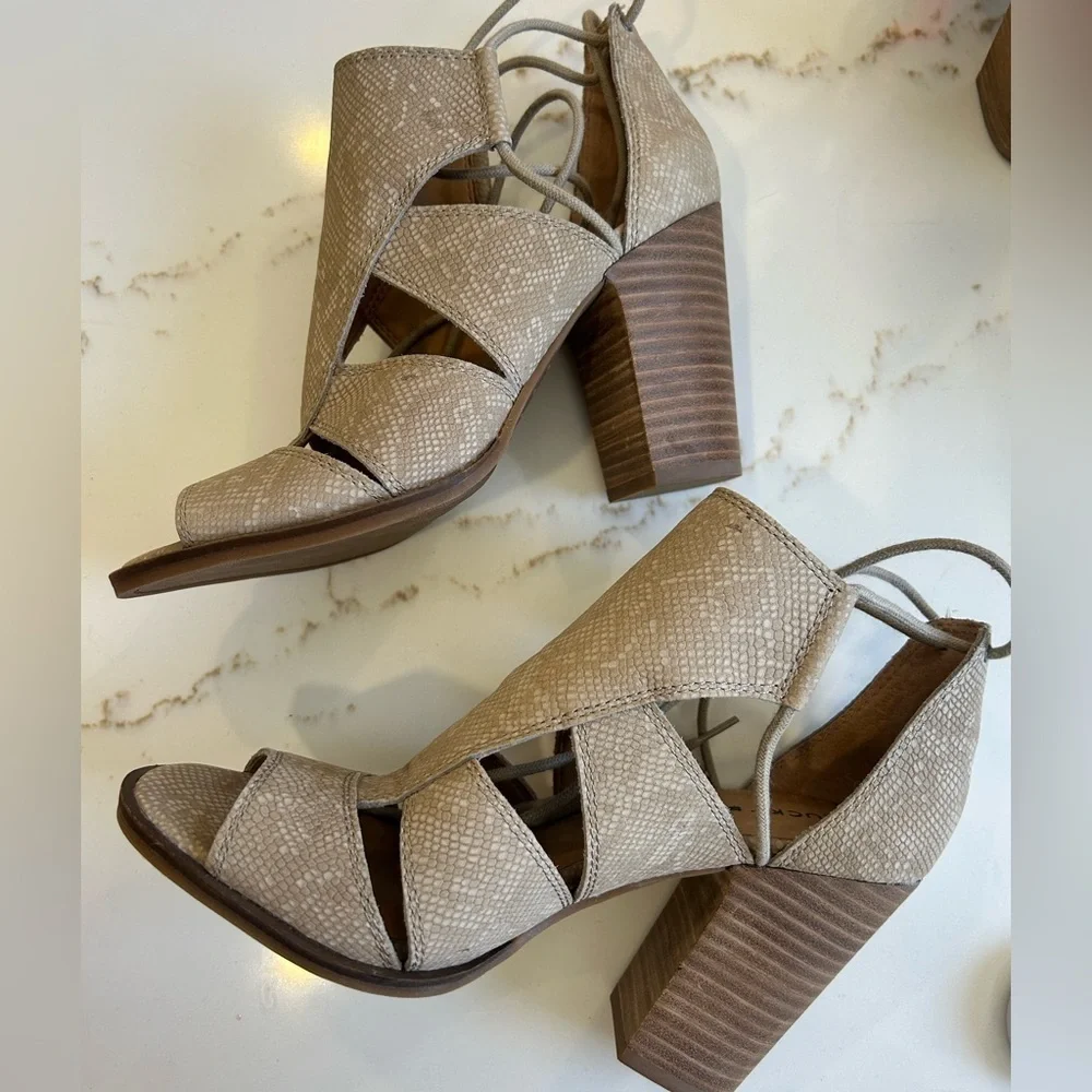 Lucky Brand Lanita Lace Up Snake Embossed Leather Block Heel Sandals Taupe 8.5